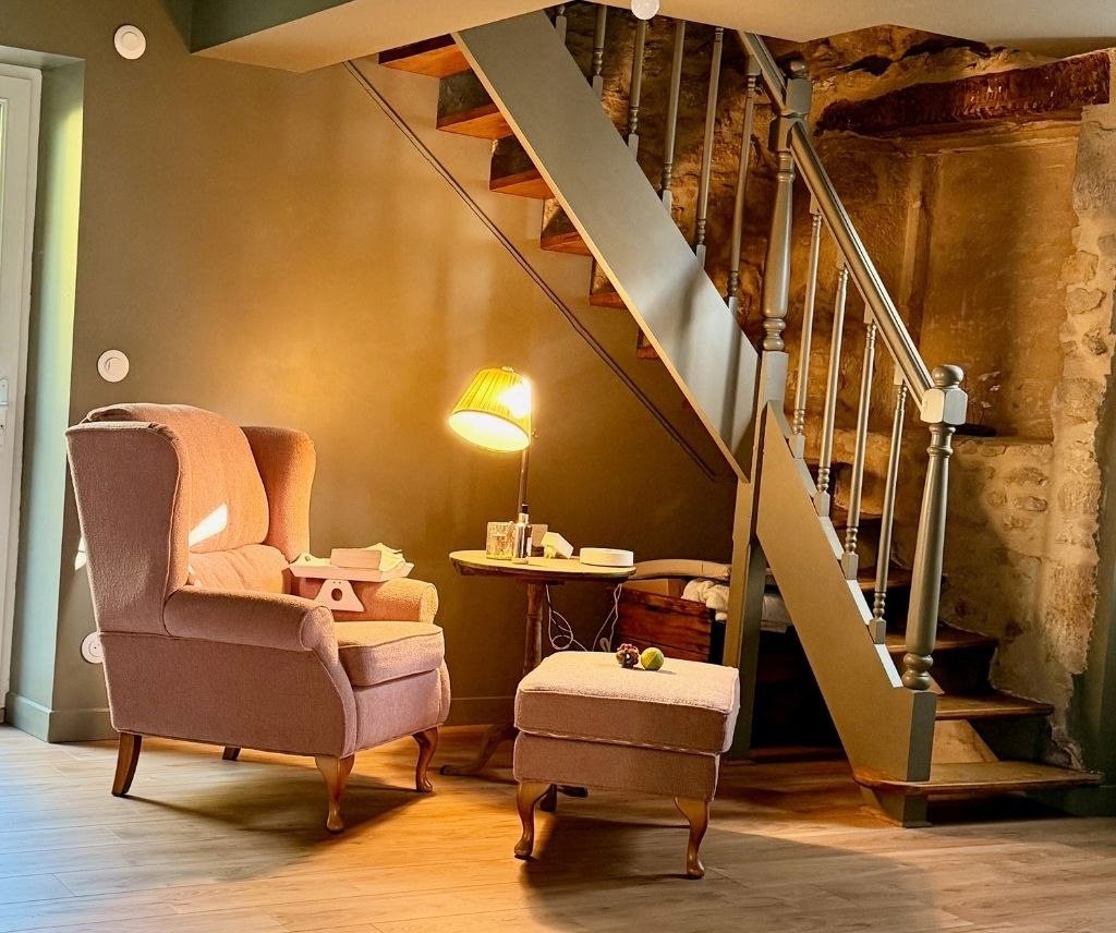 Bibliotheek met leeszetel in Maison La Perle