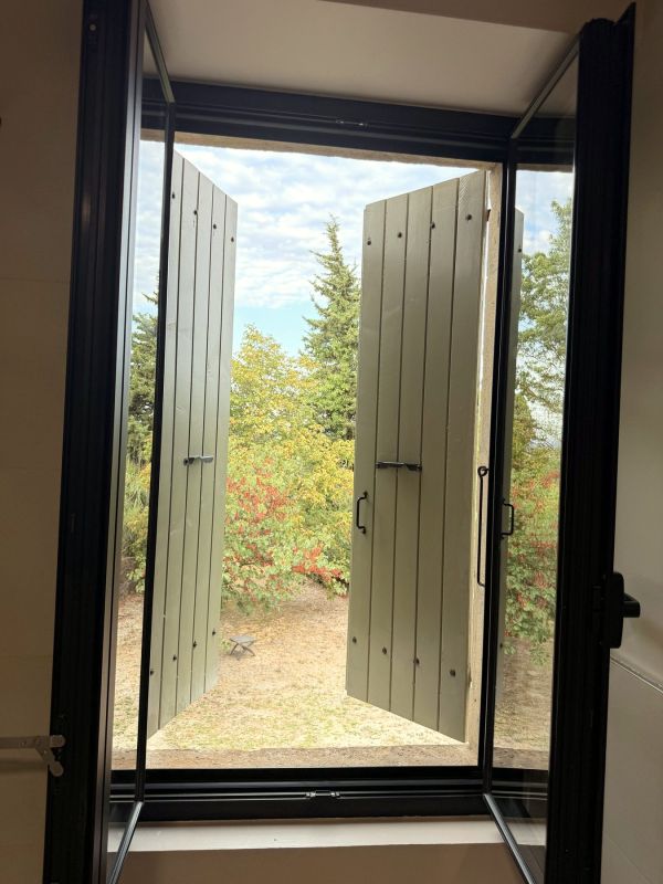 Openslaande luiken naar de tuin